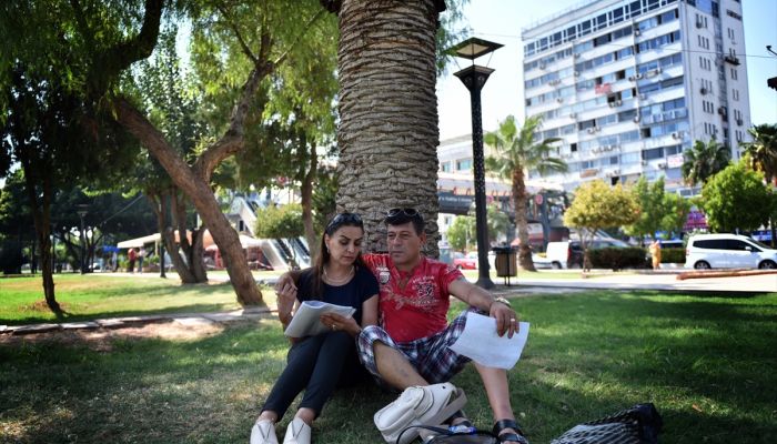 Mersin'de evlilik hazırlığındaki çiftin parkta uyurken para ve telefonlarının çalındığı iddiası 