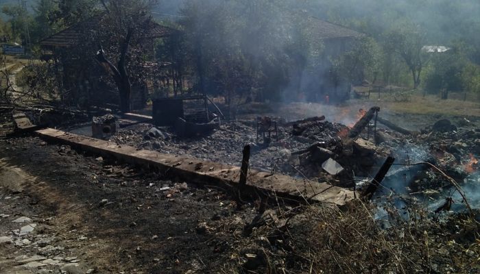 Kastamonu'da köyde çıkan yangında 2 ev ve bir ambar yandı