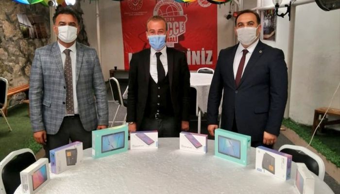 Samsun'da huzurevi sakinleri uzaktan eğitime destek için 8 tablet bağışladı