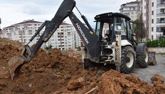 Trabzon'da kanalizasyon çalışması sırasında toprak yığını altında kalan işçi kurtarıldı