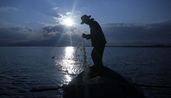 Balıkçıların gurup vakti ağ serme mesaisi kartpostallık görüntüler oluşturuyor