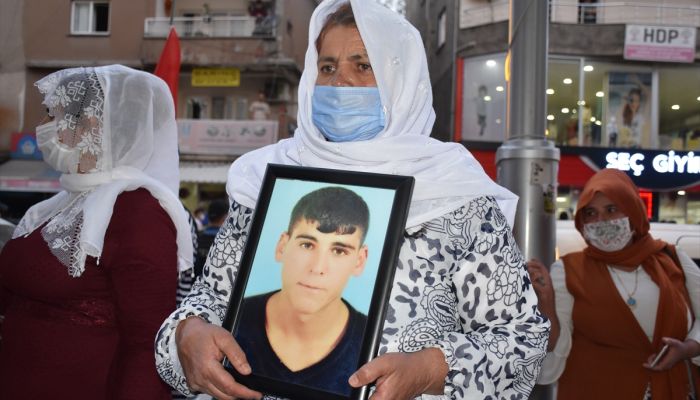 Şırnak'ta yakınları dağa kaçırılan aileler HDP binası önünde eylem yaptı
