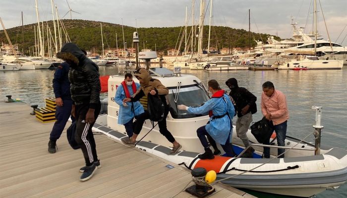 İzmir'de Türk kara sularına geri itilen 10 sığınmacı kurtarıldı
