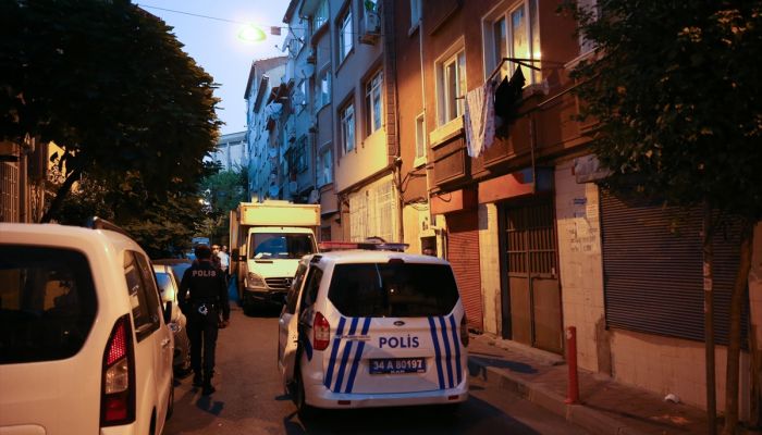 Fatih’te yabancı uyruklu genç kadın apartmanın merdivenlerinde ölü bulundu