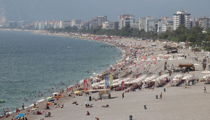 Antalya'da nemden bunalanlar denizde serinledi