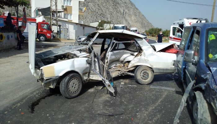 Manisa'da hafif ticari araçla otomobil çarpıştı: 1 ölü, 3 yaralı