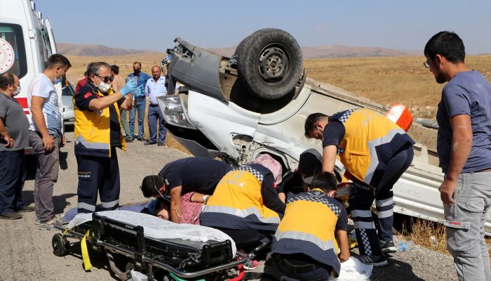 Sivas'ta kamyonet devrildi: 1 ölü, 1 yaralı 