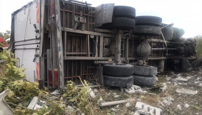 Bursa'da devrilen tıbbi malzeme yüklü kamyonun sürücüsü öldü