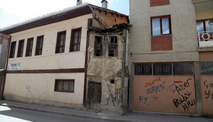 Sivas'ta 2 metre genişliğindeki 2 katlı bina dikkati çekiyor
