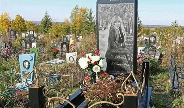 iPhone 6 şeklinde mezar taşı!