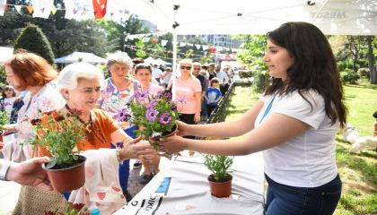 ANNELER GÜNÜ KADIKÖY'DE COŞKUYLA KUTLANDI