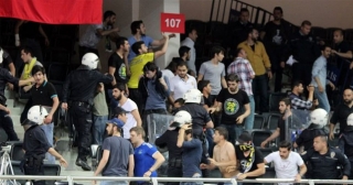 Derbide ortalık karıştı!