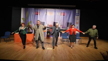 ‘Eller Yukarı' Adlı Tiyatro Oyunu Kartal'da Seyirciyle Buluştu