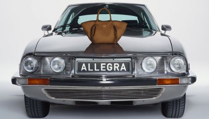 Guess'in İkonik Allegra'sına Yeni Bir Yüz: Maura Higgins 