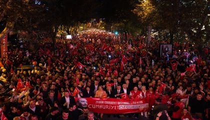 KADIKÖY'DE MİLYONLAR CUMHURİYET İÇİN YÜRÜDÜ