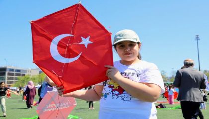 KÂĞITHANE'DE 5 BİN UÇURTMA DAĞITILDI, DERECEYE GİRENLERE ÖDÜL YAĞDI