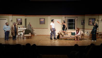 Kahkahalarla Dolu Bir Tiyatro Akşamı: ‘Altı Kişiye Pijama'