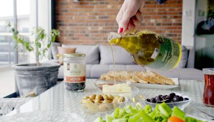 Köklü Zeytincilik, ramazanın bereketini ve Ayvalık'ın köklü mirasını sofralara taşıyor.