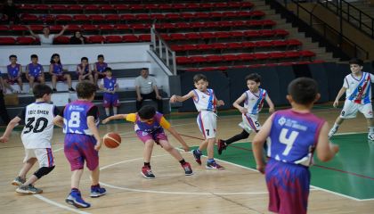 MİNİKLER POTADA KAPIŞTI