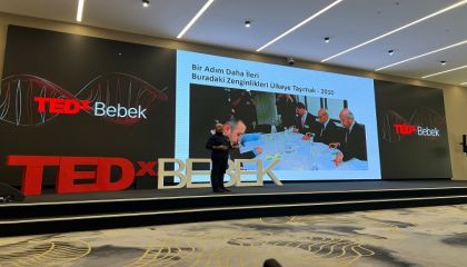 Meme Cerrahı Dr. Cem Yılmaz, TEDxBebek Sahnesinde “Neştersiz Dönüşüm”ü Anlattı