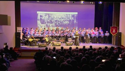 REBETİKO EZGİLERİ EGE'NİN İKİ YAKASINI SAKIZ ADASI'NDA BULUŞTURDU