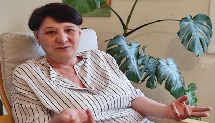 SANATIN SESSİZ ÇIĞLIĞI: ELVİN EKŞİOĞLU'NDAN "GERİDE KALANLAR" SERGİSİ