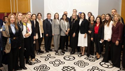 “Türkiye Yüzyılı Kadınları Mikro Art Resim Sergisi”, İzmir'de Sanatseverlerle Buluştu