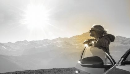 YAZ AYLARINDA GÖZLERİ KORUMANIN ANAHTARI: UV KORUMASI VE PARLAMA KONTROLÜ