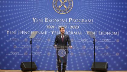 Bakan Albayrak: "Yılın tamamında büyümenin pozitif olmasını ve yüzde 0,3 oranında gerçekleşmesini öngörüyoruz."