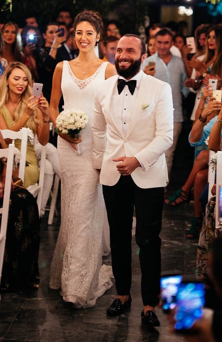 Ünlü şarkıcı Berkay dünya evine girdi A24