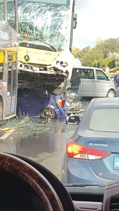 Yoldan çıkan metrobüs otomobilleri altına aldı A24