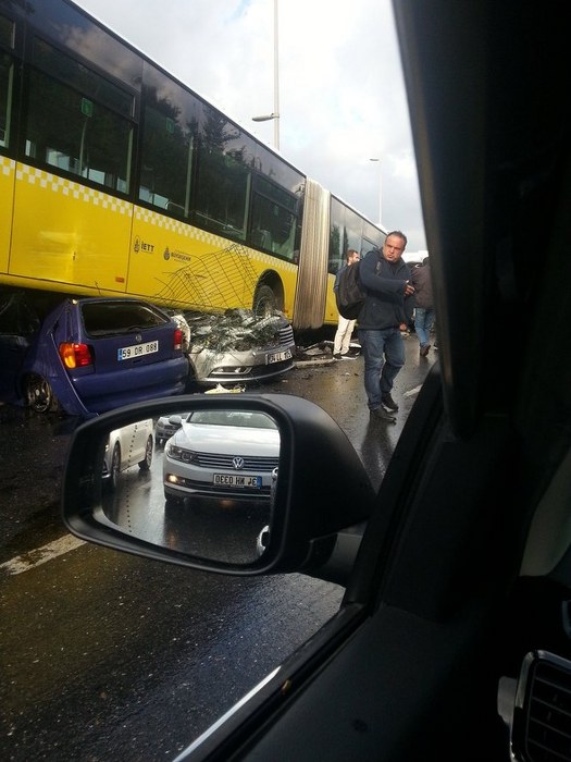 Yoldan çıkan metrobüs otomobilleri altına aldı A24
