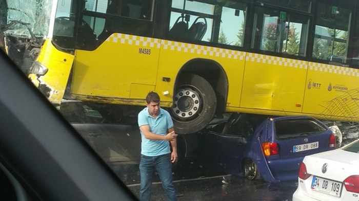 Yoldan çıkan metrobüs otomobilleri altına aldı A24