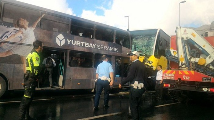 Yoldan çıkan metrobüs otomobilleri altına aldı A24