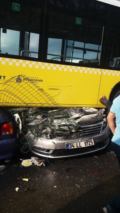 Yoldan çıkan metrobüs otomobilleri altına aldı A24