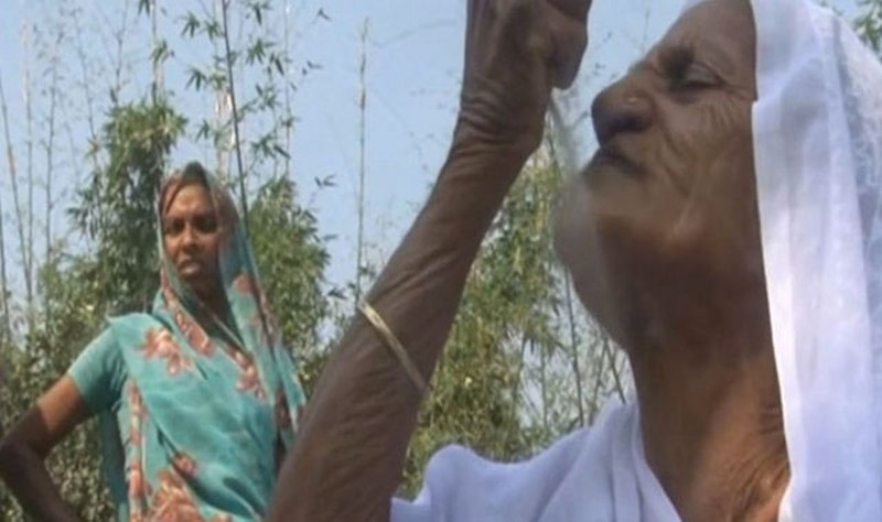 63 yıldır sadece kum yiyor A24