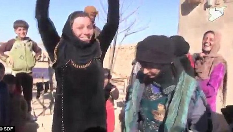 IŞİD'den kurtulunca çarşaflarını yaktılar A24