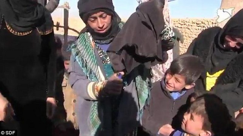 IŞİD'den kurtulunca çarşaflarını yaktılar A24