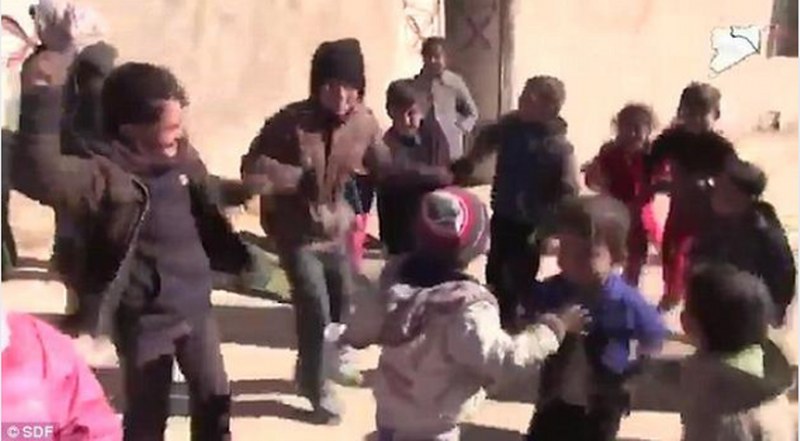 IŞİD'den kurtulunca çarşaflarını yaktılar A24