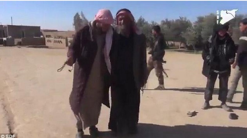 IŞİD'den kurtulunca çarşaflarını yaktılar A24