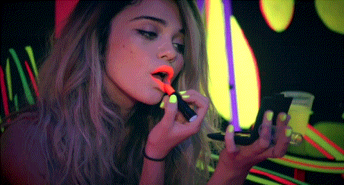 Yakışıklı erkek gören kızların 7 davranış biçimi A24