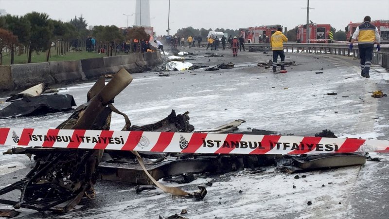 İstanbul Büyükçekmece'de helikopter düştü A24