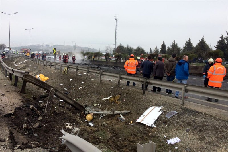 İstanbul Büyükçekmece'de helikopter düştü A24