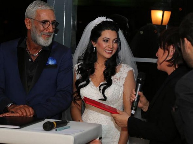 Cem Özer neden evlendiğini buz gibi espriyle açıkladı A24