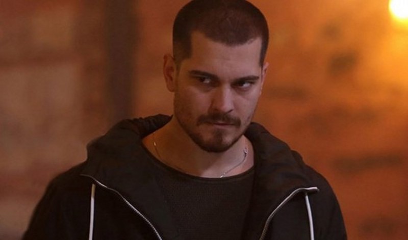 Netflix'in ilk Türk dizisinde başrol Çağatay Ulusoy'un oldu... A24