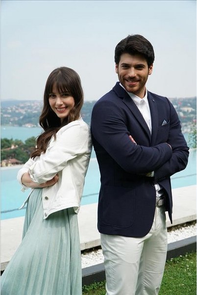 Dolunay Dizisinde Reytingleri sarsan öpüşme! A24