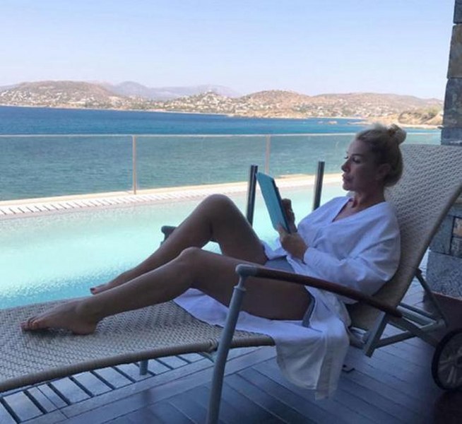 Ünlülerin bikinili gözükme savaşı! A24