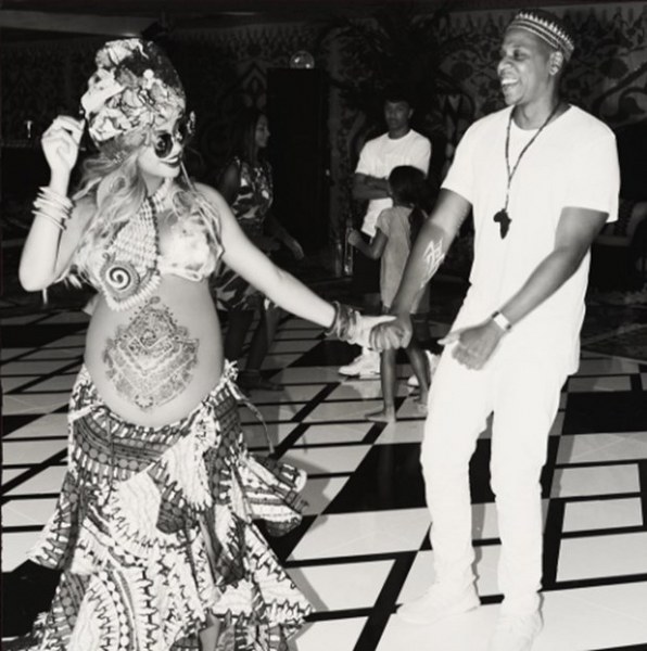 Ünlü isimlerin vücutlarına yaptırdığı en özel dövmeler ve anlamları... A24