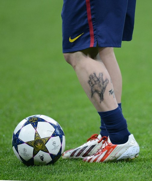 Ünlü isimlerin vücutlarına yaptırdığı en özel dövmeler ve anlamları... A24