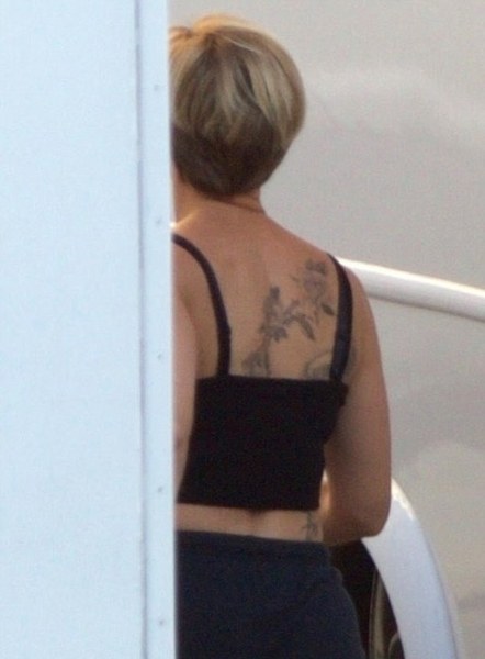 Ünlü isimlerin vücutlarına yaptırdığı en özel dövmeler ve anlamları... A24